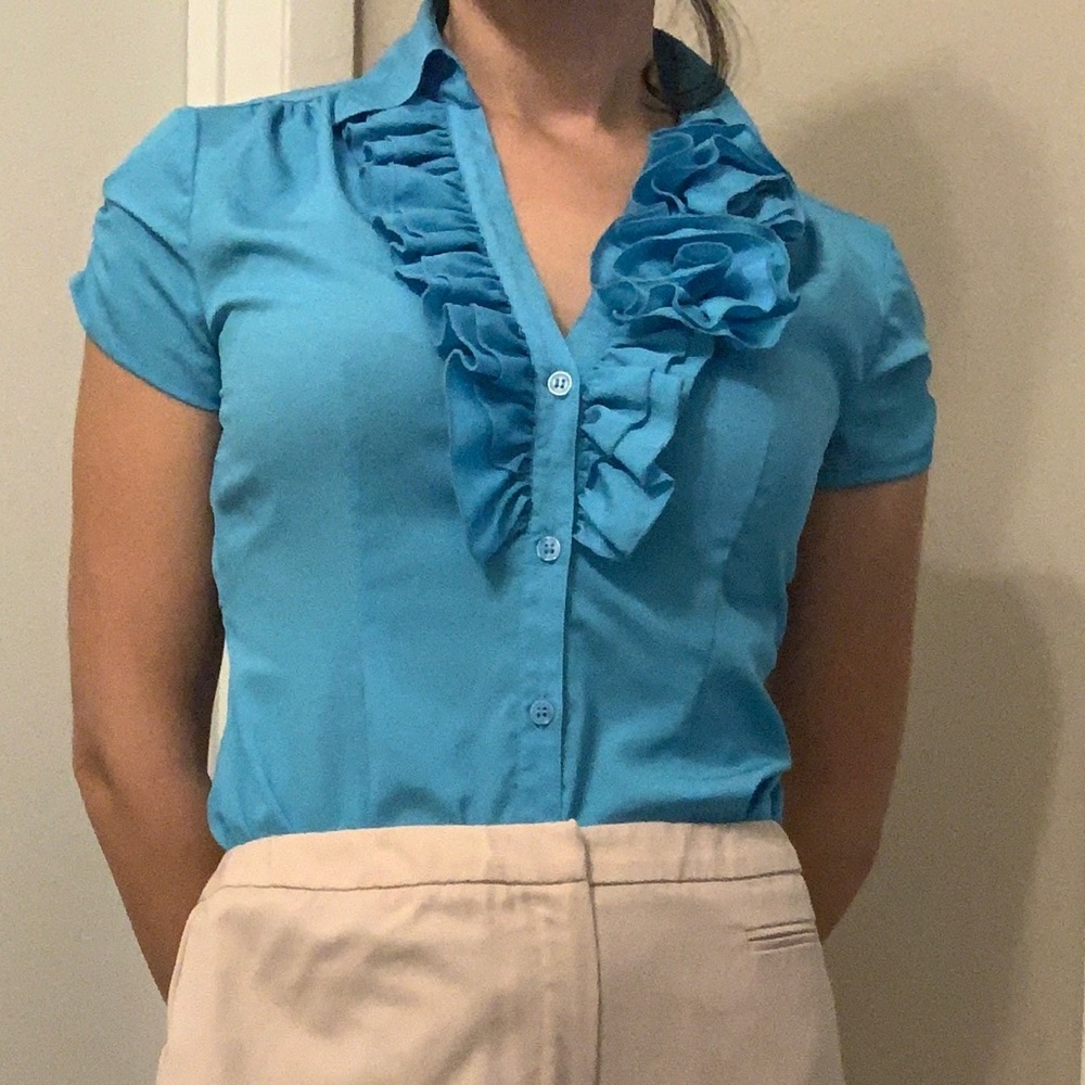 NEW YORK & COMPANY blue ruffle button down short sleeve top. Size XS.